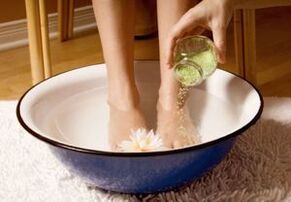 For people with toenail fungus, bathing with vinegar and salt will be very helpful. 