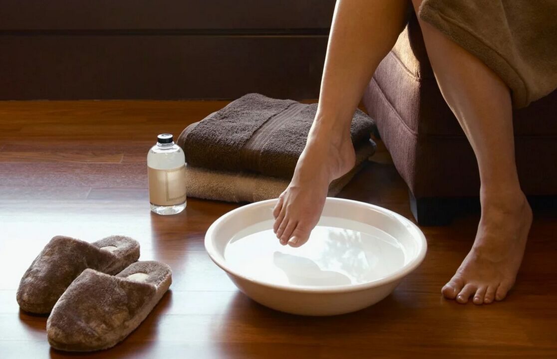 Bath with vinegar to treat nail mushrooms